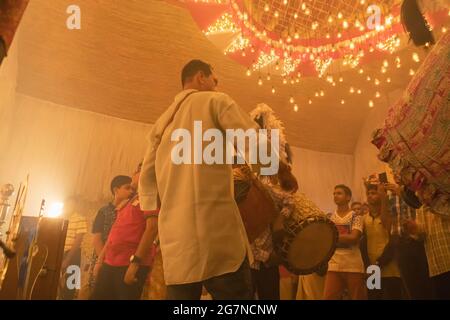 KOLKATA , INDIEN - 27. SEPTEMBER 2017 : Durga Puja Festival Ritual - Dhaakis (Trommler) Durchführung . Aufnahme bei Nacht unter farbigem Licht. Größtes Festival Stockfoto
