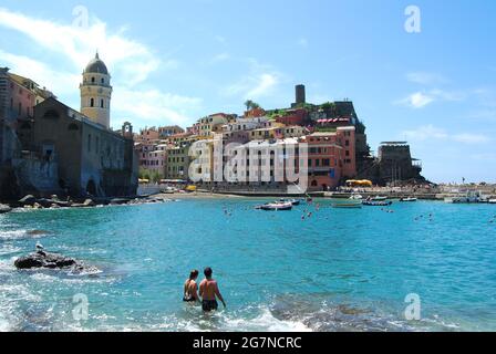 Cinque Terre Italien: Monterosso, Vernazza, Corniglia, Manarola und Riomaggiore. Die Cinque Terre, fünf Städte, besteht aus fünf Fischerdörfern. Stockfoto