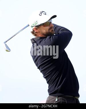 Der schwedische Rikard Karlberg schlägt am ersten Tag der Open im Royal St. George's Golf Club in Sandwich, Kent, ab. Bilddatum: Donnerstag, 15. Juli 2021. Stockfoto