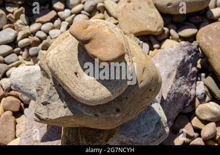 Cairns wurde von Besuchern von Lindisfarne Castle auf Holy Island vor der Küste von Northumberland im Nordosten Englands, Großbritannien, erbaut. Stockfoto