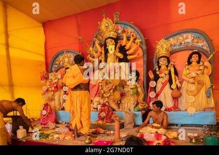 KOLKATA , INDIEN - 27. SEPTEMBER 2017 : Hindu-Priester verehrt und betet zur Göttin Durga , Durga Puja Festival Ritual. Größtes Fest der Hinduis Stockfoto