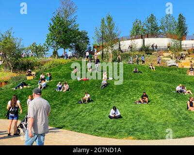 New York, NY, USA - 15. Juli 2021: Menschen entspannen sich auf den Grasbergen von Little Island auf der Westseite von Manhattan Stockfoto