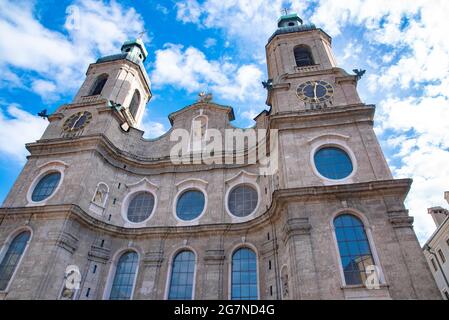 Dom St. Jakob ist eine barocke Kathedrale aus dem 18. Jahrhundert der römisch-katholischen Diözese Innsbruck, Tirol, Österreich Stockfoto