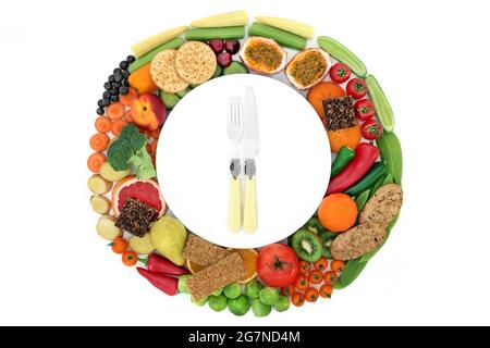 Gesunde ballaststoffreiche Lebensmittel für Fitness und Vitalität Konzept. Vegane proteinreiche Lebensmittel, Anthocyane, Antioxidantien, intelligente Kohlenhydrate, Vitamine, Mineralien. Stockfoto