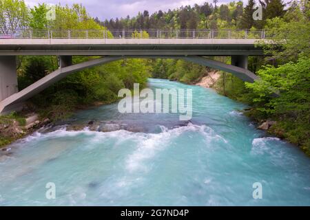 Das smaragdgrüne Wasser des Flusses Sava in Bled, Slowenien, ist beliebt beim Angeln, Rafting, Kajakfahren oder Kanufahren Stockfoto