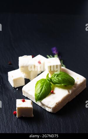 Food Concept Bio-Feta-Käse auf schwarzem Schiefersteinbrett mit Kopierfläche Stockfoto