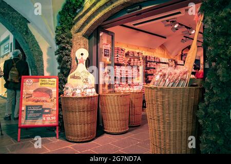 Shop von Handl Tyrol Speck Stube verkauft traditionelle geräucherte und luftgetrocknete tiroler Fleischspezialitäten. Aufgenommen in Innsbruck, Österreich am 15 2016. Oktober Stockfoto