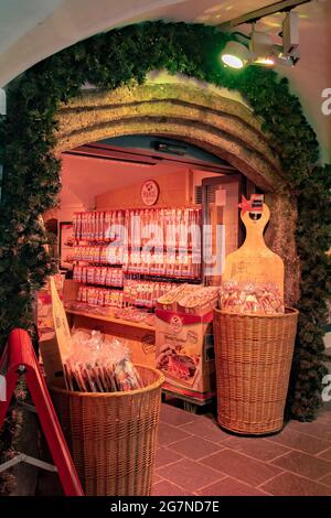 Shop von Handl Tyrol Speck Stube verkauft traditionelle geräucherte und luftgetrocknete tiroler Fleischspezialitäten. Aufgenommen in Innsbruck, Österreich am 15 2016. Oktober Stockfoto