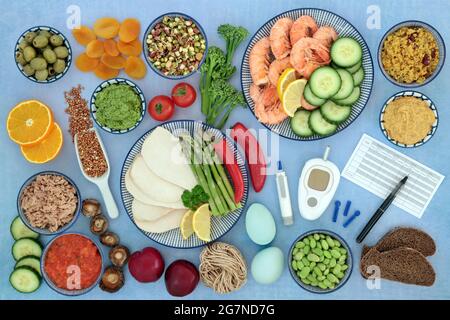 Niedrig glykämische Gesundheit Lebensmittel mit Blutzucker-Test-Kit für Diabetiker mit Mahlzeit Tabelle. Lebensmittel unter 55 auf dem GI-Index, kohlenhydratarme Lebensmittel. Stockfoto