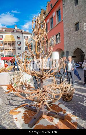 Handgefertigte Möbel aus Geweih, ausgestellt auf dem Markt in Innsbruck, Österreich am 15 2016. Oktober Stockfoto