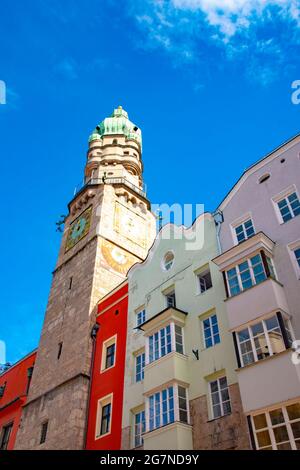 Blick auf das Alte Rathaus, das als Altes Rathaus bekannt ist, mit dem gotischen Turm, der als Stadtturm an der Herzog Friedrich Straße bekannt ist. Aufgenommen in Innsbruck, aus Stockfoto