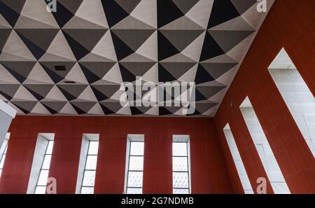 Die spektakuläre pyramidenartige, geometrische Decke im Castlegate Center, Stockton on Tees, England, Großbritannien Stockfoto