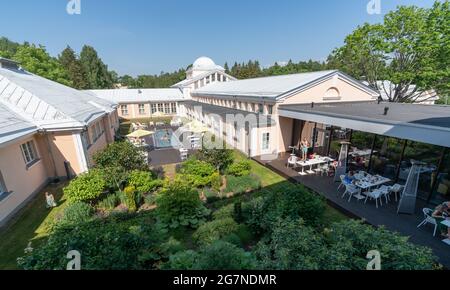 Parnu, Estland - 06.21.2021: HEDON SPA Hotel in der Nähe des Strandes von Parnu. SPA Innenhof mit Pool und Liegewiese. Sonniger Sommertag. Alte Parnu Schlammbäder. Kleiner Poolbereich im Zentrum des Hedon SPA Hotels Stockfoto