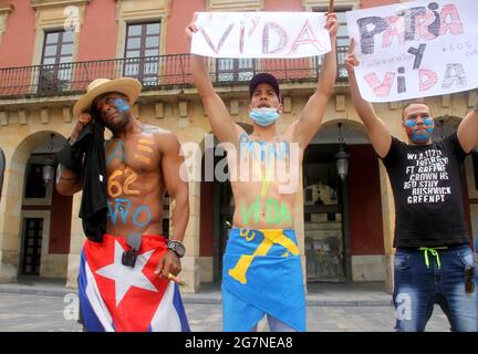 Spanien. Juli 2021. Playa Mayor in Gijon war Schauplatz eines Protestes namens „SOS Cuba“, um die Freiheit auf der Insel zu fordern. Die Kubaner in Asturien versammelten sich, um Heimat und Leben zu rufen. (Foto von Mercedes Menendez/Pacific Press/Sipa USA) Quelle: SIPA USA/Alamy Live News Stockfoto