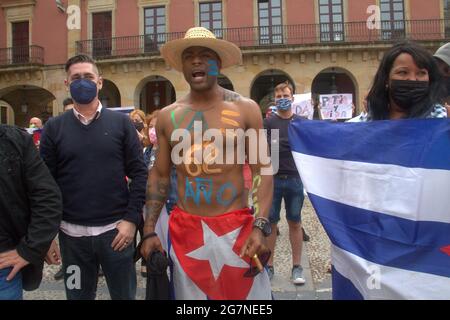 Spanien. Juli 2021. Playa Mayor in Gijon war Schauplatz eines Protestes namens „SOS Cuba“, um die Freiheit auf der Insel zu fordern. Die Kubaner in Asturien versammelten sich, um Heimat und Leben zu rufen. (Foto von Mercedes Menendez/Pacific Press/Sipa USA) Quelle: SIPA USA/Alamy Live News Stockfoto