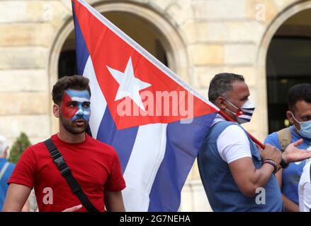 Spanien. Juli 2021. Playa Mayor in Gijon war Schauplatz eines Protestes namens „SOS Cuba“, um die Freiheit auf der Insel zu fordern. Die Kubaner in Asturien versammelten sich, um Heimat und Leben zu rufen. (Foto von Mercedes Menendez/Pacific Press/Sipa USA) Quelle: SIPA USA/Alamy Live News Stockfoto