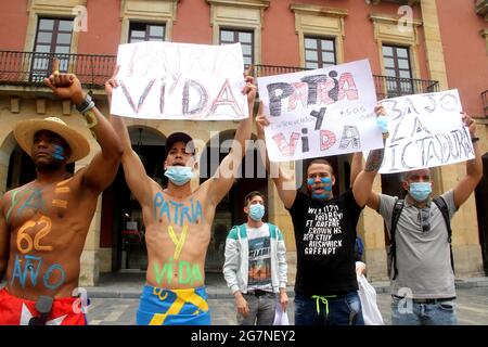 Spanien. Juli 2021. Playa Mayor in Gijon war Schauplatz eines Protestes namens „SOS Cuba“, um die Freiheit auf der Insel zu fordern. Die Kubaner in Asturien versammelten sich, um Heimat und Leben zu rufen. (Foto von Mercedes Menendez/Pacific Press/Sipa USA) Quelle: SIPA USA/Alamy Live News Stockfoto