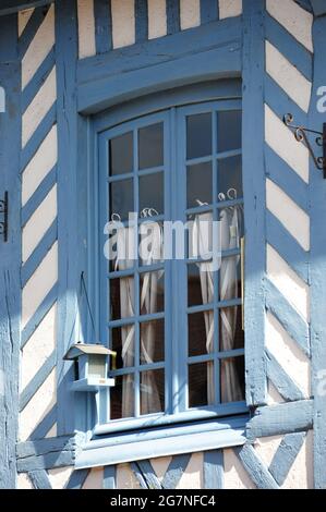 FRANKREICH. NORMANDIE. CALVADOS (14). BEAUMONT-EN-AUGE. DAS DORF HAT NOCH VIELE TRADIONNAL HÄUSER. Stockfoto