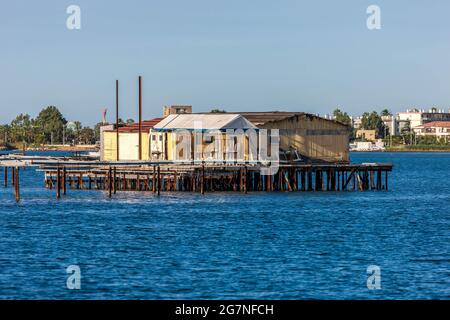 FRANKREICH, VAR (83) LA SEYNE-SUR-MER, TAMARIS CORNICHE, HÜTTEN AUF STELZEN, UMGEBEN VON MUSCHELN, GEBEN ORIENTALISCHE LUFT. Stockfoto