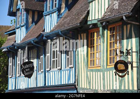 FRANKREICH. NORMANDIE. CALVADOS (14). BEAUMONT-EN-AUGE. DAS DORF HAT NOCH VIELE TRADIONNAL HÄUSER. Stockfoto