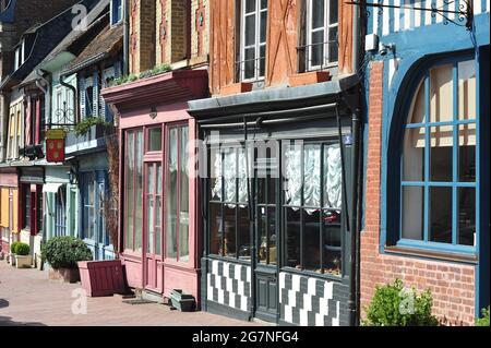 FRANKREICH. NORMANDIE. CALVADOS (14). BEAUMONT-EN-AUGE. DAS DORF HAT NOCH VIELE TRADIONNAL HÄUSER. Stockfoto