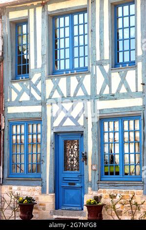 FRANKREICH. NORMANDIE. CALVADOS (14). BEAUMONT-EN-AUGE. DAS DORF HAT NOCH VIELE TRADIONNAL HÄUSER. Stockfoto