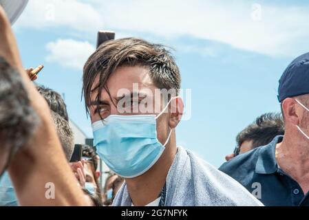 Turin, Italien. Juli 2021. Paulo Dybala vom FC Juventus kommt vor der Saison 2021-202 zu medizinischen Besuchen bei J-Medical in Turin (Foto: Alberto Gandolfo/Pacific Press/Sipa USA) Quelle: SIPA USA/Alamy Live News Stockfoto