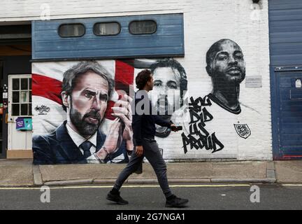 15. Juli 2021, London, England, Großbritannien: Ein Wandgemälde mit dem englischen Manager Gareth Southgate, Kapitän Harry Kane und dem Star-Stürmer Raheem Sterling wird gesehen. Es wird im Auftrag des Londoner Bürgermeisters Sadiq Khan zu feiern, die teamâ €™s Leistung bei der Erreichung des Finales der Euro 2020, wurde von â € œurban Straße artistsâ € MurWalls und verfügt über den Slogan: â € œYou hat uns stolz. (Bild: © Tayfun Salci/ZUMA Wire) Stockfoto