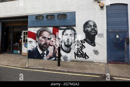 15. Juli 2021, London, England, Großbritannien: Ein Wandgemälde mit dem englischen Manager Gareth Southgate, Kapitän Harry Kane und dem Star-Stürmer Raheem Sterling wird gesehen. Es wird im Auftrag des Londoner Bürgermeisters Sadiq Khan zu feiern, die teamâ €™s Leistung bei der Erreichung des Finales der Euro 2020, wurde von â € œurban Straße artistsâ € MurWalls und verfügt über den Slogan: â € œYou hat uns stolz. (Bild: © Tayfun Salci/ZUMA Wire) Stockfoto