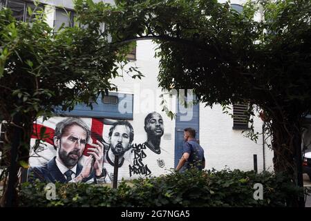 15. Juli 2021, London, England, Großbritannien: Ein Wandgemälde mit dem englischen Manager Gareth Southgate, Kapitän Harry Kane und dem Star-Stürmer Raheem Sterling wird gesehen. Es wird im Auftrag des Londoner Bürgermeisters Sadiq Khan zu feiern, die teamâ €™s Leistung bei der Erreichung des Finales der Euro 2020, wurde von â € œurban Straße artistsâ € MurWalls und verfügt über den Slogan: â € œYou hat uns stolz. (Bild: © Tayfun Salci/ZUMA Wire) Stockfoto