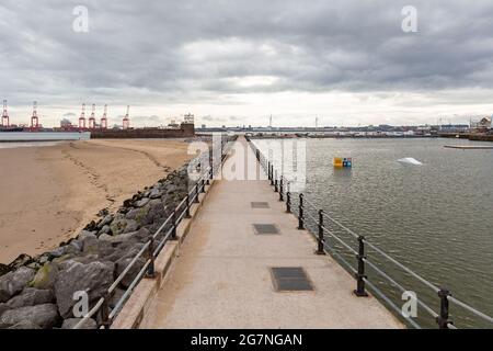 Marine Lake Promenade an der Strandpromenade, New Brighton, Wirral, Großbritannien. Fort Perch Rock im Hintergrund. Stockfoto