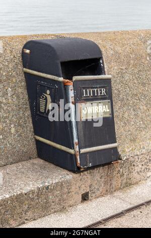 Irral Council Abfalleimer auf der Ian Fraser Walk Promenade, New Brighton, Wirral, Großbritannien. Stockfoto