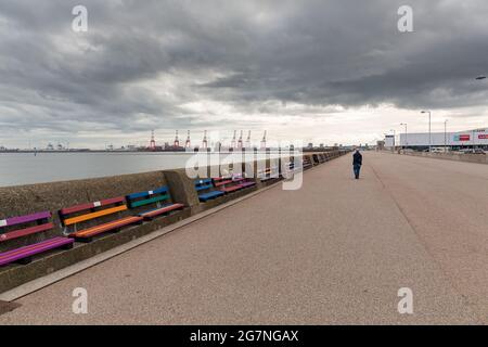 Ian Fraser Walk, The Promenade on the Seafront, New Brighton, Wirral, Großbritannien. Liverpool Docks am Horizont. Stockfoto