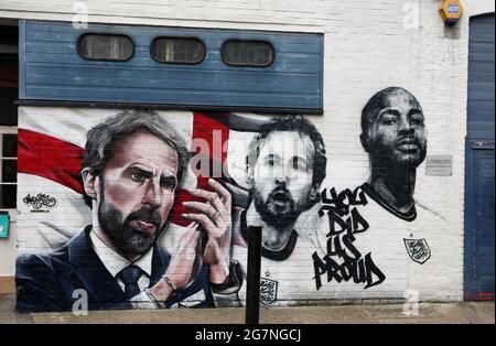 15. Juli 2021, London, England, Großbritannien: Ein Wandgemälde mit dem englischen Manager Gareth Southgate, Kapitän Harry Kane und dem Star-Stürmer Raheem Sterling wird gesehen. Es wird im Auftrag des Londoner Bürgermeisters Sadiq Khan zu feiern, die teamâ €™s Leistung bei der Erreichung des Finales der Euro 2020, wurde von â € œurban Straße artistsâ € MurWalls und verfügt über den Slogan: â € œYou hat uns stolz. (Bild: © Tayfun Salci/ZUMA Wire) Stockfoto