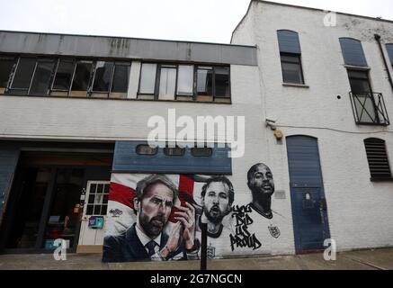 15. Juli 2021, London, England, Großbritannien: Ein Wandgemälde mit dem englischen Manager Gareth Southgate, Kapitän Harry Kane und dem Star-Stürmer Raheem Sterling wird gesehen. Es wird im Auftrag des Londoner Bürgermeisters Sadiq Khan zu feiern, die teamâ €™s Leistung bei der Erreichung des Finales der Euro 2020, wurde von â € œurban Straße artistsâ € MurWalls und verfügt über den Slogan: â € œYou hat uns stolz. (Bild: © Tayfun Salci/ZUMA Wire) Stockfoto