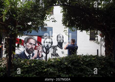 15. Juli 2021, London, England, Großbritannien: Ein Wandgemälde mit dem englischen Manager Gareth Southgate, Kapitän Harry Kane und dem Star-Stürmer Raheem Sterling wird gesehen. Es wird im Auftrag des Londoner Bürgermeisters Sadiq Khan zu feiern, die teamâ €™s Leistung bei der Erreichung des Finales der Euro 2020, wurde von â € œurban Straße artistsâ € MurWalls und verfügt über den Slogan: â € œYou hat uns stolz. (Bild: © Tayfun Salci/ZUMA Wire) Stockfoto
