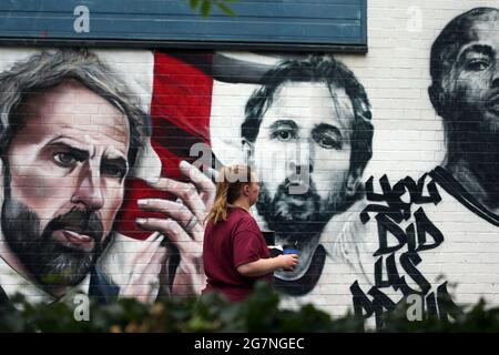 15. Juli 2021, London, England, Großbritannien: Ein Wandgemälde mit dem englischen Manager Gareth Southgate, Kapitän Harry Kane und dem Star-Stürmer Raheem Sterling wird gesehen. Es wird im Auftrag des Londoner Bürgermeisters Sadiq Khan zu feiern, die teamâ €™s Leistung bei der Erreichung des Finales der Euro 2020, wurde von â € œurban Straße artistsâ € MurWalls und verfügt über den Slogan: â € œYou hat uns stolz. (Bild: © Tayfun Salci/ZUMA Wire) Stockfoto