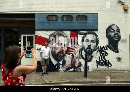 15. Juli 2021, London, England, Großbritannien: Ein Wandgemälde mit dem englischen Manager Gareth Southgate, Kapitän Harry Kane und dem Star-Stürmer Raheem Sterling wird gesehen. Es wird im Auftrag des Londoner Bürgermeisters Sadiq Khan zu feiern, die teamâ €™s Leistung bei der Erreichung des Finales der Euro 2020, wurde von â € œurban Straße artistsâ € MurWalls und verfügt über den Slogan: â € œYou hat uns stolz. (Bild: © Tayfun Salci/ZUMA Wire) Stockfoto