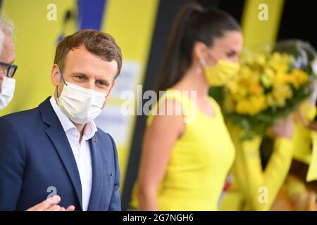 Der französische Präsident Emmanuel Macron hat sich nach der Etappe 18 der 108. Radrennen der Tour de France von Pau bis Luz Ardiden (129,7 km) i ein Bild gemacht Stockfoto