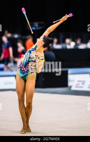 Gold Coast, Australien. Mai 2021. Weltklasse-australische Senior International-rhythmische Turnerin Alexandra Kiroi-Bogatireva tritt bei der Australian Gymnastics Championship 2021 mit Clubs auf. Kredit: SOPA Images Limited/Alamy Live Nachrichten Stockfoto