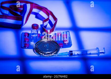 Champion Goldmedaille, Spritze mit Dopingsubstanz, Tablette und Fläschchen mit verbotener Substanz mit Lichtern und Schatten eines Vorhangs, der durch den Vorhang tritt Stockfoto