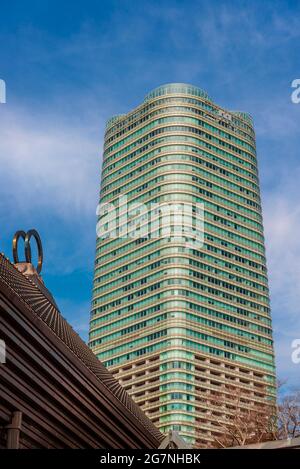 Moderne Architekturen in Tokio. Der Ark Hills Sengokuyama Mori Tower und das Reiyukai Shakaden Tempeldach im Roppongi District Stockfoto