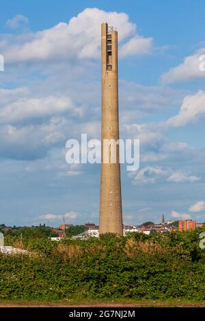 Northampton, UK, Jully, 13, 2020:The National Lift Tower in Northampton, Großbritannien. 127.5 Meter hoch für die Prüfung von Aufzügen. Einer von nur 2 in E Stockfoto