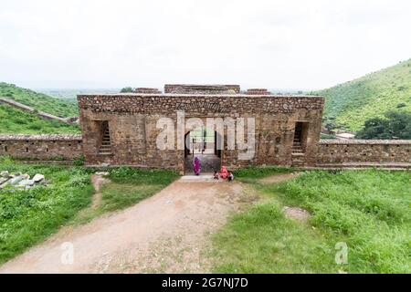 Nahaufnahme der Ruinen von Bhangarh Fort ist ein Fort aus dem 16. Jahrhundert in Rajasthan, Indien gebaut. Stockfoto