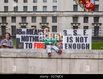 London, Großbritannien. Juli 2021. Demonstranten halten während der Proteste gegen die Gebäudesicherheitskrise Plakate bereit, die den Gebäudesicherheitsfonds kritisieren. Mieter und Pächter versammelten sich vor der Downing Street, um von der britischen Regierung und den Entwicklern zu verlangen, dass sie für die Entfernung gefährlicher Verkleidungen und die Verbesserung der Brandsicherheit in Gebäuden zahlen, ein Thema, das seit der Katastrophe in Grenfell im Jahr 2017 von entscheidender Bedeutung ist. (Foto: Vuk Valcic/SOPA Images/Sipa USA) Quelle: SIPA USA/Alamy Live News Stockfoto