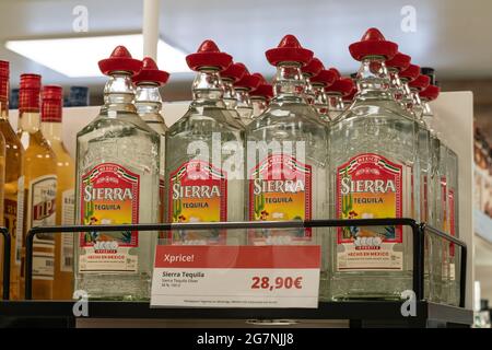 Helsinki , Finnland - 07.06.2021: Tequila-Flaschen in den Regalen. Bekannte Marken von hoher Qualität Alkohol. Sierra tequila mit ihren Preisschildern in Euro. Steuerfreier Laden Stockfoto