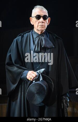 Windsor, Großbritannien. 15. Juli 2021. Sir Ian McKellen tritt in Hamlet auf, am Theatre Royal in Windsor. Das Stück wird am Montag, den 21. Juni, eröffnet und läuft bis zum 4. September. Bilddatum: Donnerstag, 15. Juli 2021. Bildnachweis sollte lauten: Matt Crossick/Empics/Alamy Live News Stockfoto