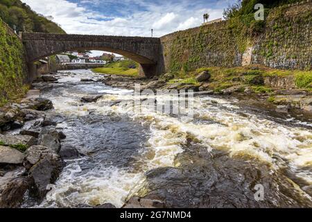 Der East Lyn River fließt durch Lynmouth, North Devon, England, Großbritannien Stockfoto