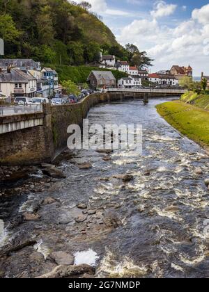 Der East Lyn River fließt durch Lynmouth, North Devon, England, Großbritannien Stockfoto