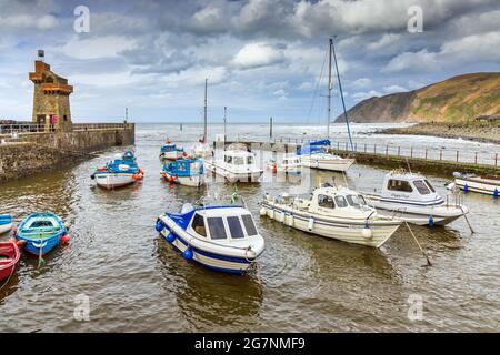 Lynmouth Hafen bei Flut mit dem Rheinischen Turm an der Hafenmauer, North Devon, England. Stockfoto